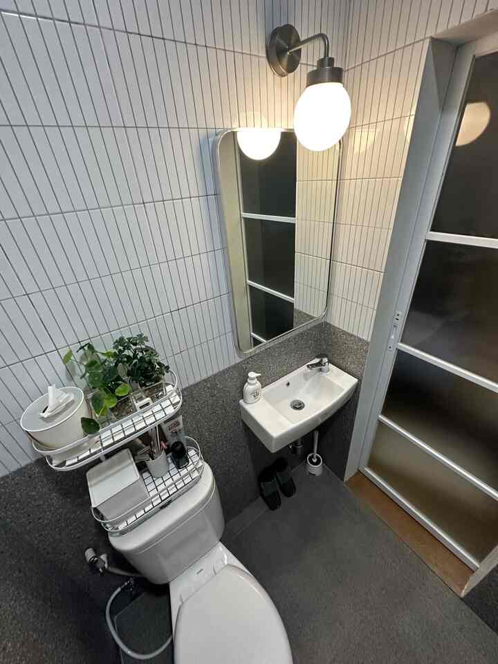 • Compact Bathroom •

Hello, O!House friends, di Himfari’s House terdapat 2 kamar mandi. Salah satunya kamar mandi ini yang terletak di lantai 1 di dalam kamar utama.

Menggunakan pintu kaca tempered karena kamar mandi ini tidak memiliki jendela. Penggunaan pintu kaca memungkinkan cahaya matahari masuk ke kamar mandi sehingga di siang hari tidak gelap.

Desainnya sendiri aku menggabungkan warna abu-abu dengan putih. Aku menyukai motif terazzo dan kit-kat tiles. Kombinasi kedua motif ini sudah menjadi wishlist-ku sejak lama. 

Cermin di atas wastafel aku memilih list silver juga sehingga senada dengan gantungan baju, keran, shower dan lampu.

#KamarMandiKecil
#KamarMandiMungil
#CompactBathroom
#KamarMandiMinimalis
#ShowerRoom
#MonochromeBathroom