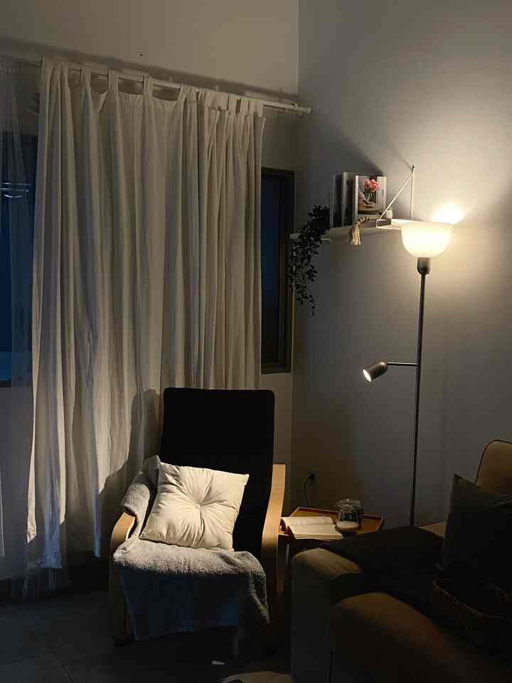 Night Vibes at awhouse.

Ada beberapa spot favorite dirumah ini, ada area living room sudutnya kita pakai kursi santai dari ikea series poang, biasanya dipake buat santai sambil baca buku ditambah dengan dekorasi lampu lantai dari ikea.

kedua ada spot kamar tidur, yang paling suka ketika tidur itu kita punya lampu tanpa kabel, jadi lampunya kita charge dulu setiap malem hidup tanpa mesti di colok dengan listrik, lampunya juga bisa menambah estetika dikamar tidur.

spot ketiga yaitu area kerja, area kerja ini posisi nya ada di kamar kedua, kamar ini tuh kamar tidur tapi kita sengaja pasang area kerja dengan menambahkan meja kecil disini. dan ada juga pencahayaan dari lampu belajar.

ini spot spot dirumah kalo pake lampu, semoga postingan ini bisa menginspirasi🤍🩵

#livingroom #bedroominspo #livingroominspo #nightvibeshome #homelamp #homenight #homescandinavian #homeinspo #homeinspiration #scandinavianhome

