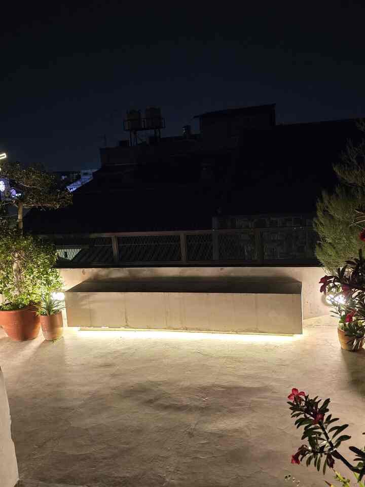 Rooftop rumah buaran biasa kami gunakan untuk duduk-duduk di sore hari. Sengaja kami buat tempat duduk dari semen lengkap dengan lampu strip LED. 
Bermodal secangkir teh atau kopi, atau sambil pendinginan setelah selesai olahraga. 

#InspirasiLuarRuang #OutdoorIdeas #RooftopIdeas 
#Rooftop #InspirasiRooftop