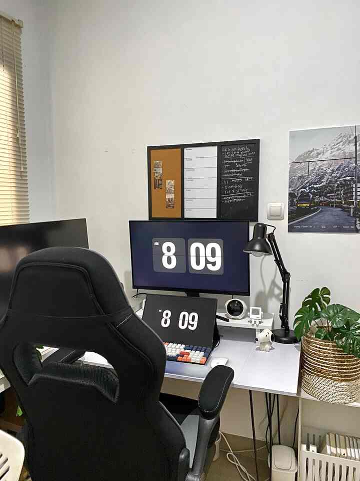 Husband’s Desk Setup 🕰️

Dekorasi simple perpaduan putih dan hitam di area meja kerja suami. Beberapa barang dengan nuansa putih dan hitam sesuai dengan barang yang ada seperti monitor dan beberapa perlengkapan kerja lainnya.

Jam emoji lucu dipadukan dengan lampu meja hitam yang minimalis, ditambah dengan hiasan tanaman artificial 🌿

#desksetup #setupmejakerja #mejakerjaminimalis #dekorasimejakerja #deskdecor