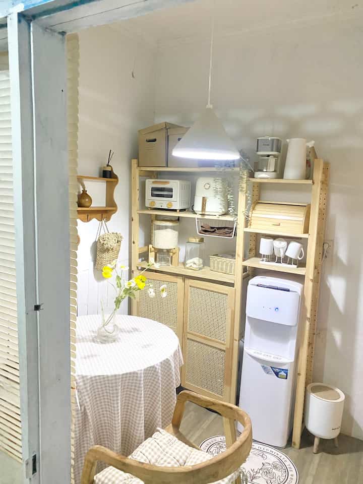 Halooo selamat datang di rumah dinas adiba
Kali ini aku mau share dining room wishlist aku yg akhirnya terchecklist ✅✅
Ini dia rak impian aku dari IVAR IKEA
IVAR IKEA ini bisa di beli terpisah bisa di adjust menyesuaikan kebutuhan kamu ya dan bahannya dari kayu pinus berkualitas tinggi pastinya 🥰🥰
Yg aku pake ini tingginya 179 cm dengan 2 rak yg berbeda
Untuk rak dispenser aku pake yg panjang 42 cm untuk yg rak penyimpanan air fryer dan oven aku pake yg panjang 83 cm dengan masing masing lebarnya 30 cm
Untuk rak paling bawah aku pake pintu ivar rattan yg di dalamnya aku simpan galon air minum
Dan perawatannya pun jg mudah tinggal di lap kering aja
Sangat worth to buy bukan? 😍😍
#inspirasidiningroom #diningroom #inspirasirakpenyimpanan #ikeaivar