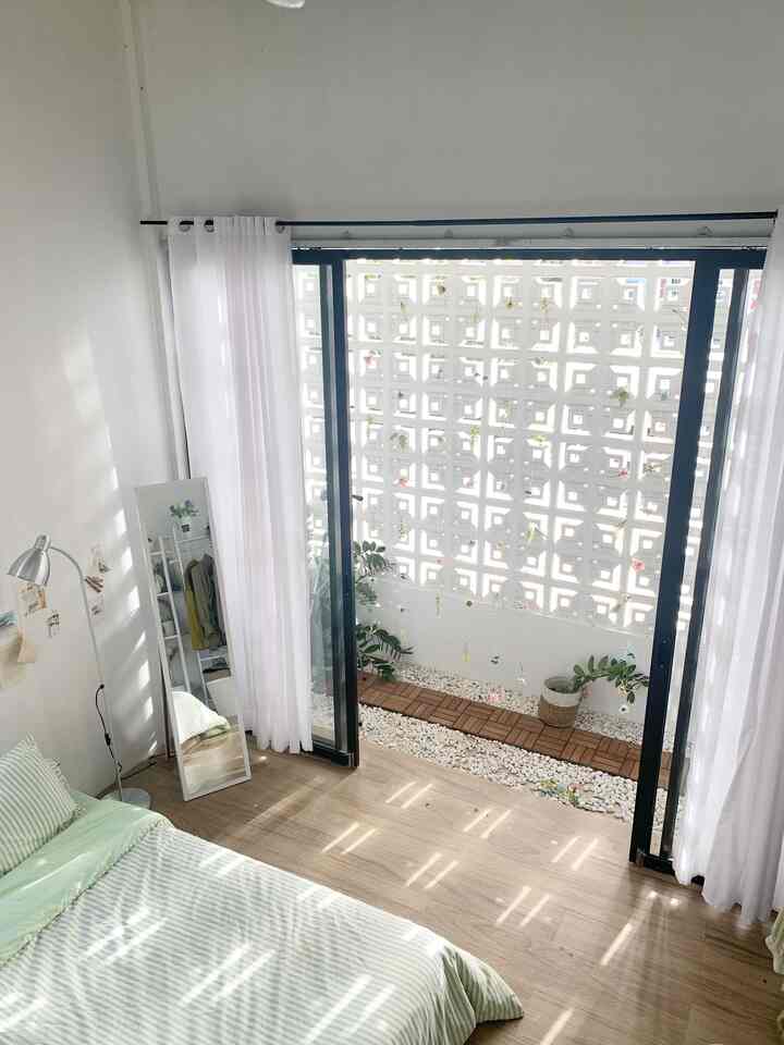 My private balcony

Di kamar itu ada privat balkon dengan ukuran 1x3,5m. Bikin tertutup dengan menggunakan material roaster, sehingga menambahkan kesan estetik untuk fasad dan juga dalam ruangan. Apalagi saat cahaya matahari masuk, bayangannya akan membentuk dan menambah estetika ruangan.

Untuk bagian lantai menggunakan decking kayu dan batu putih jadi ada kesan outdoor tapi sebenarnya indoor.

Ini dibuat untuk memaksimalkan fungsi ruangan, udara dan cahaya yang masuk. Tanpa mengurangi estetika ataupun fungsi dari ruangan tersebut.

#MaterialBalk
#Balkon
#InspirasiBalkon