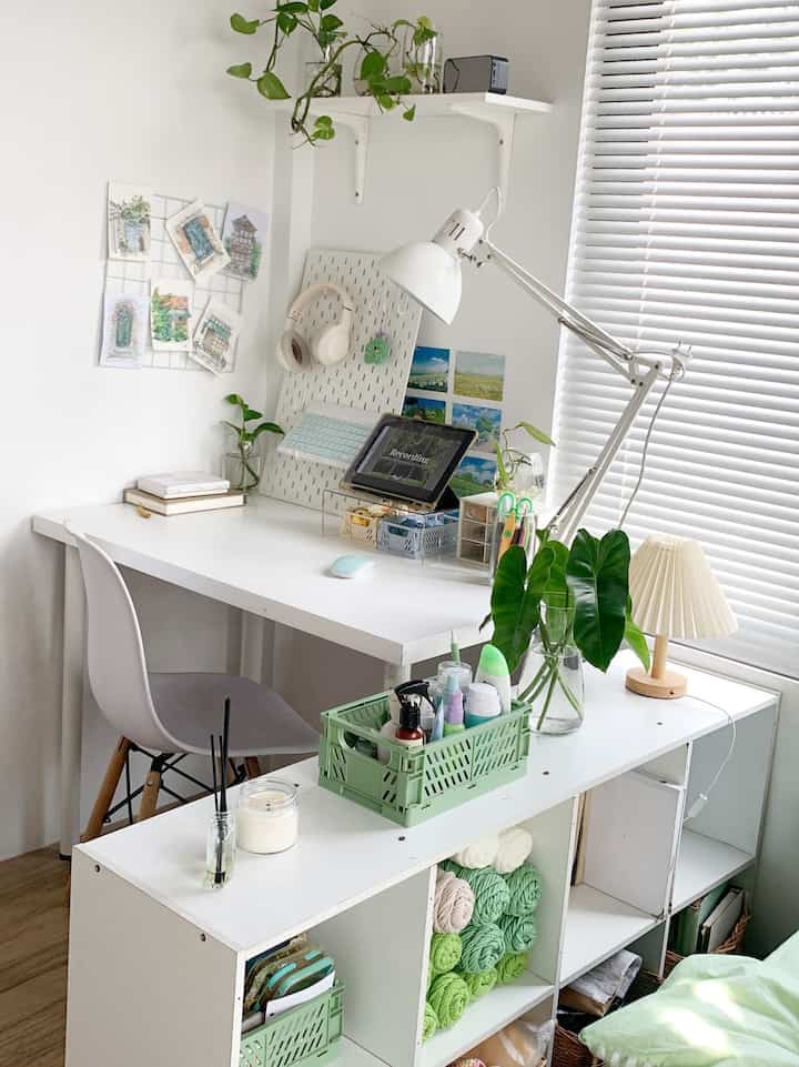 Agar ada space untuk meja kerja, jadi diberi sekat antara meja kerja dan kasur. Jadi saat bekerja akan lebih fokus.
#ruangbelajar 
#RuangKerja
#IndpirasiRuangkerja
#Kamar
#studioghibli