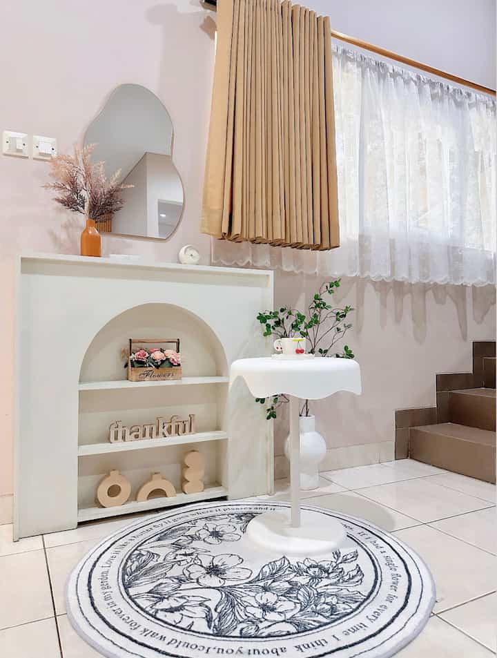 Foyer Ideas ✨

Ini merupakan area foyer di rumah kami. Salah satu fungsi foyer di rumah kami yaitu untuk bercermin saat akan pergi, untuk memastikan penampilan kami sudah rapih atau belum. Kami gunakan cermin berbentuk arch agar lebih aesthetic, selain itu kami menggunakan perapian korean style untuk sekedar menyimpan pajangan2. Tidak lupa kami tambahkan tanaman artificial agar lebih fresh, juga karpet agar menambah nuansa yang hangat..

#materialfoyer
#foyer
#inspirasifoyer