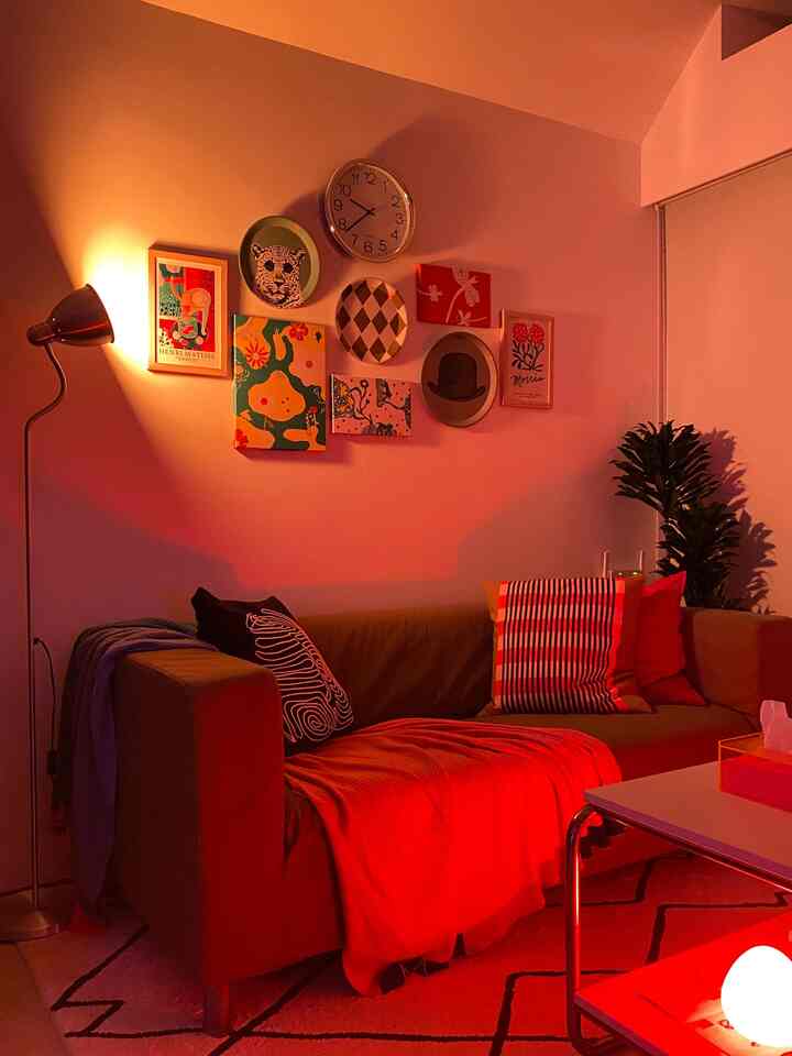 Hampir tiap sudut ruangan di rumah kami dipenuhi oleh lampu. Menurut kami, selain berfungsi sebagai estetika dekorasi, cahaya temaramnya membuat vibes rumah menjadi warm & cozy.

#nightvibes #lampu #lights #night #dekorasilampu