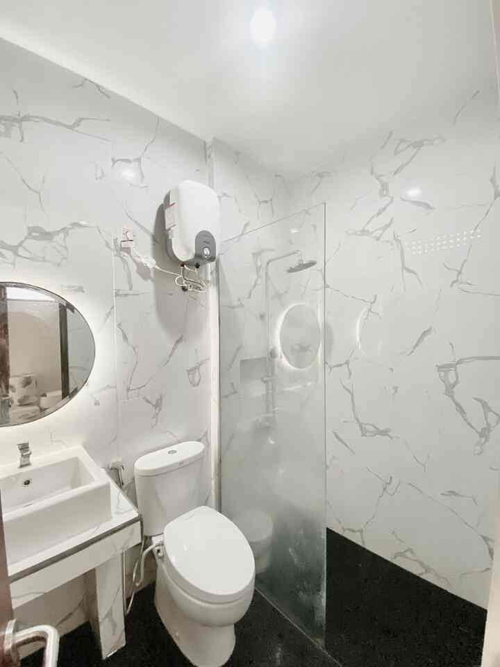 Tiny Bathroom Inspo 

Kamar mandi ini berukuran 2,1 x 1,5 m.
Didominasi dengan dinding granit motif marble merk Sandimas type Naomi ukuran 60x60 cm.

Untuk kloset, wastafel, kran wastafel, dan jet washer kami memakai merk American Standard. 

Dengan meminimalisir warna yang kontras, membuat kamar mandi kecil ini lebih terlihat luas.

#MaterialKamarMandi #KamarMandi #InpirasiKamarMandi 