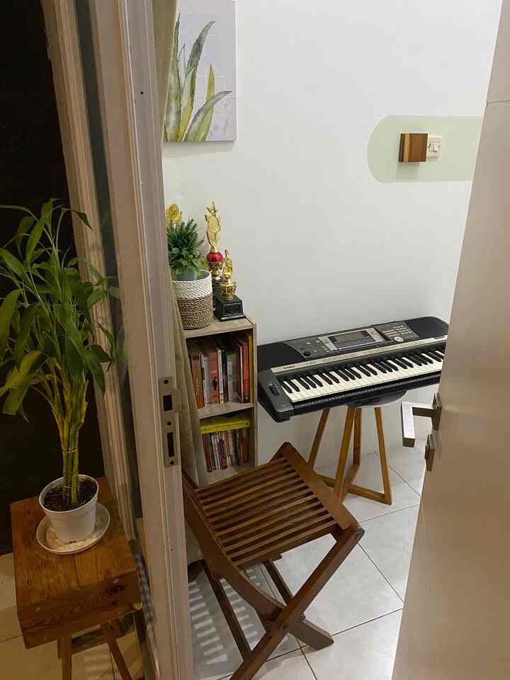 Sudut ruang foyer kami cukup unik karena menempatkan Piano dan Rak Buku. Disaat menunggu keluarga untuk siap bepergian, bisa mengisi waktu sejenak sambil membaca atau bermain musik juga menghirup udara segar dari teras kami.

#inspirasifoyer #tinyhouse #rumahcluster #rumahunik #bogor #lowbudgetdecor #rumahdeveloper