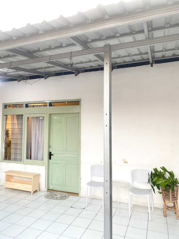 Haloo selamat datang di rumah dinas adiba
Kali ini aku mau house tour ya
Rumah dinas yg aku tempatin ini berdiri tahun 1993
Dengan luas tanah 150 m2 dan luas bangunan skrg 70 m2
Beberapa ruangan yg sudah aku makeover diantaranya living room dengan ukuran 3x3
Dapur bersih dengan ukuran 2,2 x 5 meter
Dengan dua kamar yaitu Kamar utama dan kamar anak yg masing masing ukurannya sam yaitu 2,8 x 2,8 meter
Oh iya untuk makeover rumah dinas ini aku dekor dengan tema japandi korean karna keduanya sama sama ada tema kayu yg membuat nuansa rumah menjadi lebih warm and cozy
#housetour #housetourrumahdinas #rumahdinas #rumahpedesaan #minimalis #japandikorean