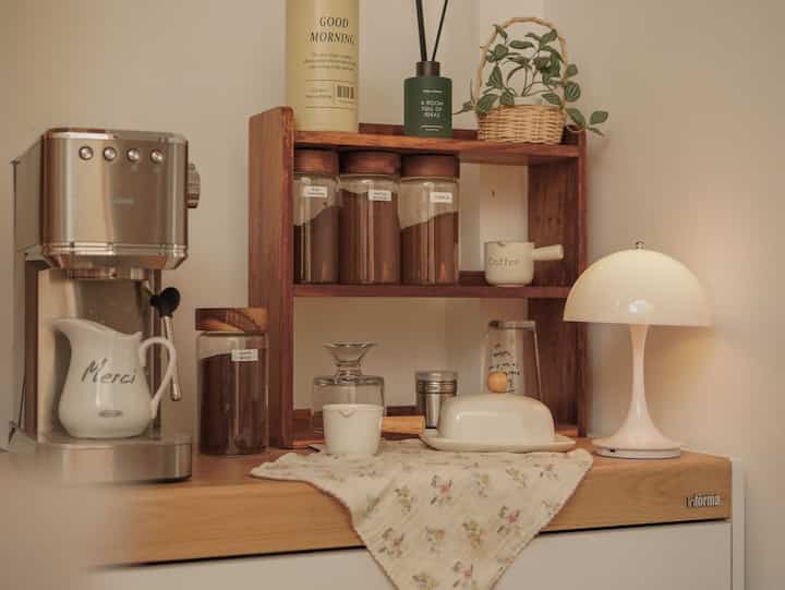 Coffee Corner ✨

akhirnya punya sudut untuk simpan perlengkapan ngopi hihi
letaknya dekat dengan pantry, sedikit dekorasi dengan tema korean style 🥨

#coffecorner
#pantryroom
#HomeCafe
#AestheticCoffeeCorner
#CoffeeCornerIdeas
#CoffeeCornerDecor