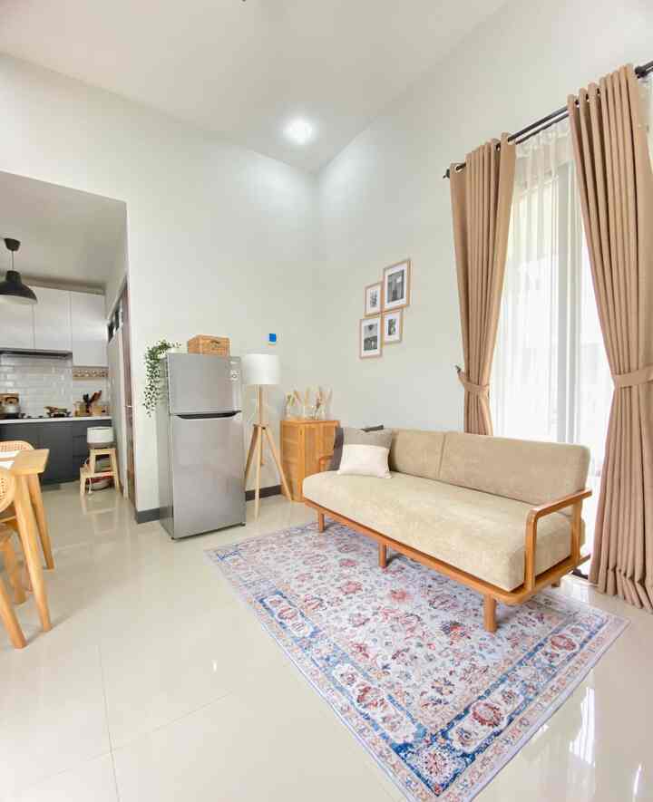 After - Before Living Room

Living room yang saat ini masih proses bertumbuh dari isi furniturenya. Setelah menempati rumah ini di tahun 2021, kami baru mulai mengisi furniture dari yang terpenting dan menunjang kebutuhan kebutuhan sehari-hari.

Salah satunya karpet, kemudian sofa. Setelah 2 item tersebut terpenuhi, barulah kami menambah aksesoris berupa lampu lantai dan juga photo frame.

#inpirasilivingroom #livingroom #ruangtamu #ruangtamuminimalis #japandistyle #minimalistlivingroom #aestheticlivingroom 