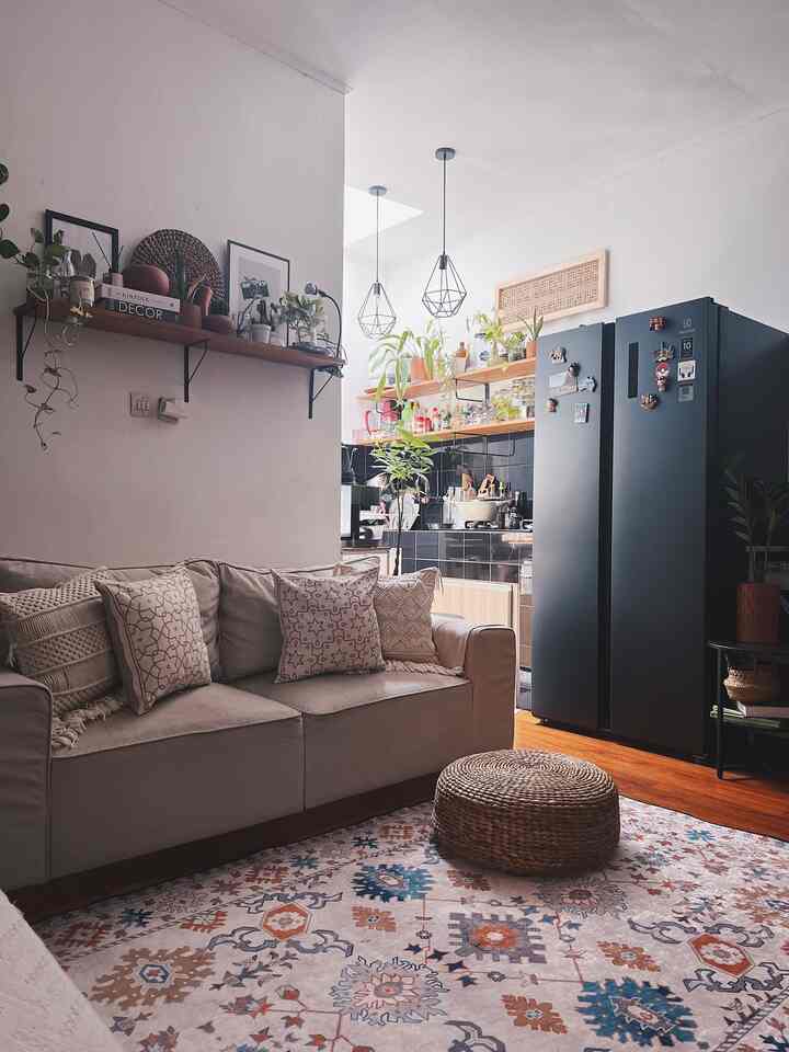 Halo Tetangga Kimkim👋🏻

Ini adalah ruang favorit saya dan suami. Karena dapat berfungsi sebagai ruang tengah, ruang keluarga, ruang nonton tv.

Sya memilih sofa dengan sudut, apabila memerlukan ruang yg agak luas, sudut seaternya bisa dipisah seperti foto diatas.

Biasanya kalau ada tamu yang lebih dari 2 orang, layout seaternya saya ubah seperti ini. jadi bisa sambil selonjoran juga di karpet.

#RuangKeluarga
#RuangTengah
#LivingRoomIdeas
#InspirasiRuangKeluarga
#MiniLivingRoom
#RumahTropis