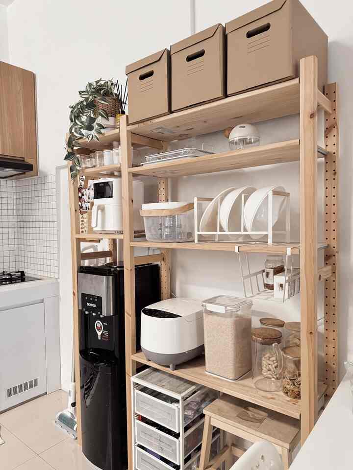 hai tetangga ... 
kali ini aku mau share rak peralatan dapurku
karna dapur ku lahannya terbatas jadi rak susun dari IKEA ini selain warnanya estetik fungsinya juga banyak karena rak ini bisa di adjust sesuai dengan kitchen gadget dirumah

#rakdapur
#rakdapurestetik
#japandihome
#homeinspiration
#rumahsubsidi
#Bogor
