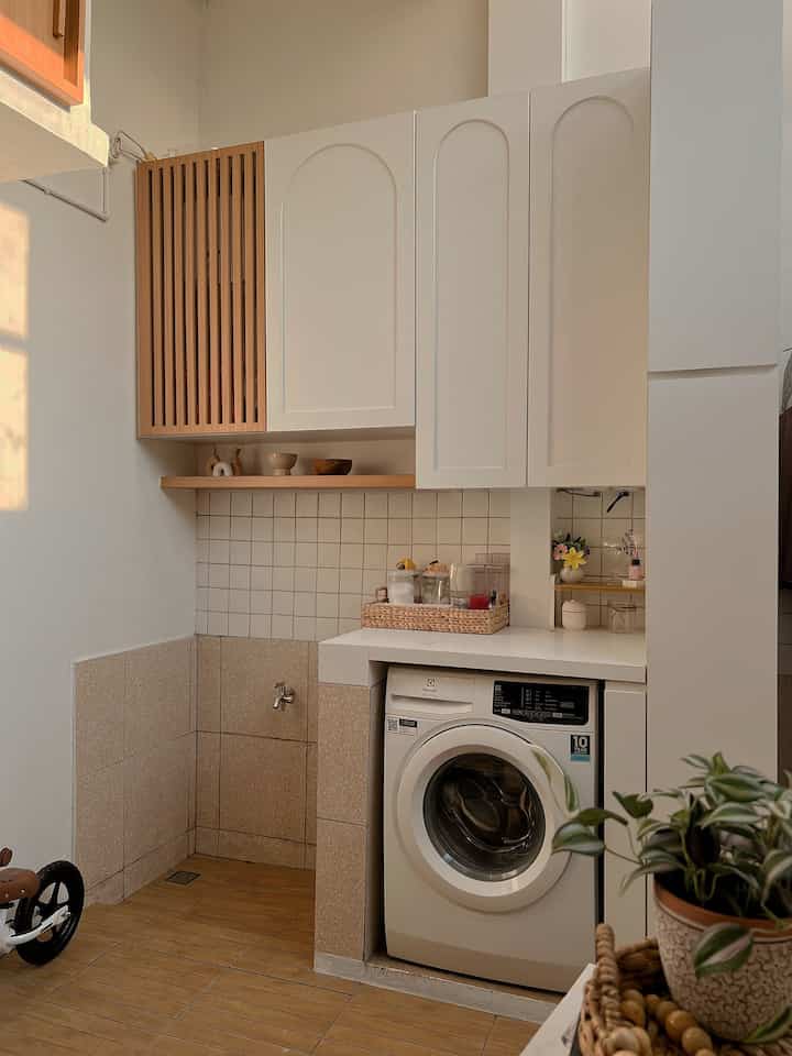 Laundry Room
• lantai, backsplash:
lantai menggunakan keramik motif kayu, dan bagian dinding keramik motif teraso warna brown, untuk backsplash aku gunakan mozaik tile ukuran 10x10cm warna putih. pemilihan keramik karena harganya yang terjangkau dan awet juga. 
• kabinet di laundry room ini menggunakan multipleks lapis HPL dengan perpaduan warna wood-white. terdapat aksen arch agar terkesan aesthetic. kabinet tersebut berfungsi menutupi mesin air dan water heater agar tidak berantakan.

#MaterialLaundryRoom
#LaundryRoom
#InspirasiLaundryRoom
#tempatcucibaju 
