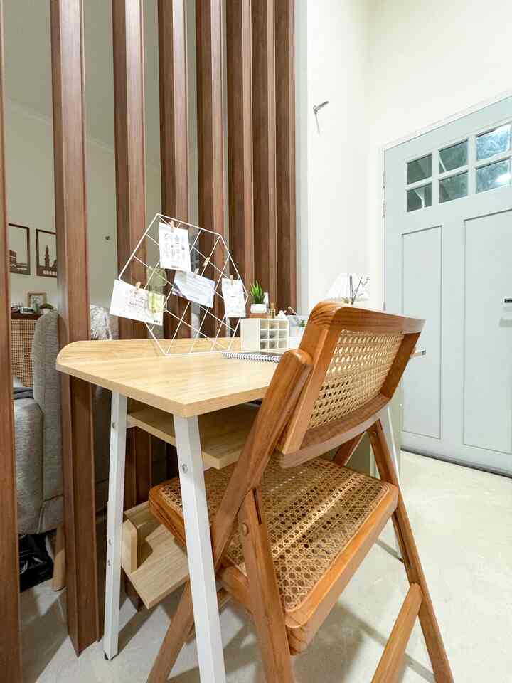 Small working space di rumah.rimara 🖇️

Ini inspirasi ruang kerja atau working space di rumah dengan nuansa dominan wood (kayu/motif kayu).

Diletakkan di pojok ruang keluarga untuk menghemat space di kamar tidur, karena kami tidak menyiapkan ruangan khusus untuk ruang bekerja.

Kami menggunakan meja kerja dengan motif kayu kombinasi putih, dipadukan dengan kursi jati + anyaman rotan.

Lalu untuk menyimpan dokumen, kami menggunakan lemari kabinet berbahan metal berwarna hijau.

Semoga menginspirasi 💕

#WorkingSpace #RuangKerja #DekorasiRuangKerja #InspirasiRuangKerja #RuangKerjaDiRumah #AestheticWorkingSpace
