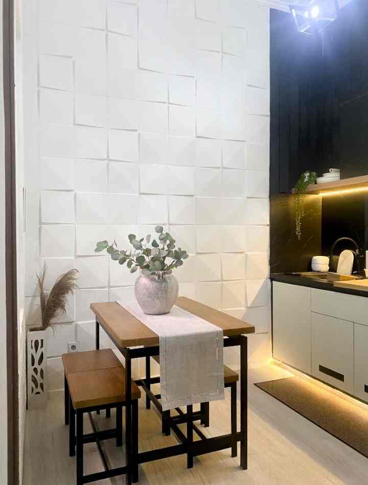 Ruang makan yang looks nya masih sama hanya saja bagian lantai sudah diganti dengan spc yang lantai nya menyatu dengan dapur agar tampak makin warm 

#MaterialRuangMakan #RuangMakan #InspirasiRuangMakan