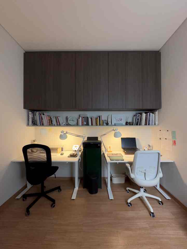 Hi semua! 🙋🏻‍♀️

Ini adalah home office untuk studio desain Arsitektur & Interior kami, Monsala. 

Untuk mencapai fungsionalitas dan menyiasati space yang tidak luas, kami membuat wall hung cabinet untuk storage agar tampak rapi dan tidak memakan area lantai yang banyak. 

Furniture di kantor ini kebanyakan adalah meja dan kursi kerja. Meja yang kami gunakan adalah meja yang tinggi nya adjustable untuk mencakup kegiatan kami yang berbeda-beda. 

Material yang kami pakai adalah cat dinding Mowilex Cendana - Gentle White dan lantai keramik motif kayu yang merupakan bawaan dari rumahnya. 


#materialruangkerja #ruangkerja #inspirasiruangkerja 