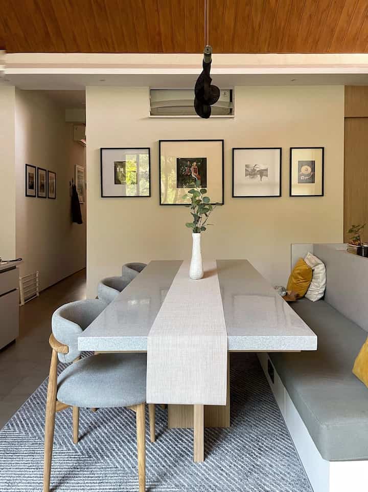 ⭐️Kitchen and Dining Area⭐️

Because the layout in the corner house is an open plan where there are no partitions between rooms, there is actually no special dining room but it connects the kitchen island with the dining table bench. This dining table is prepared for 6 people, because we often receive visits from close relatives so it can also be used as a gathering area.
_
#DiningRoom
#kitchenanddining
#OpenPlanHome
#homestyling
#DiningRoomDecor
#DiningRoomStyling