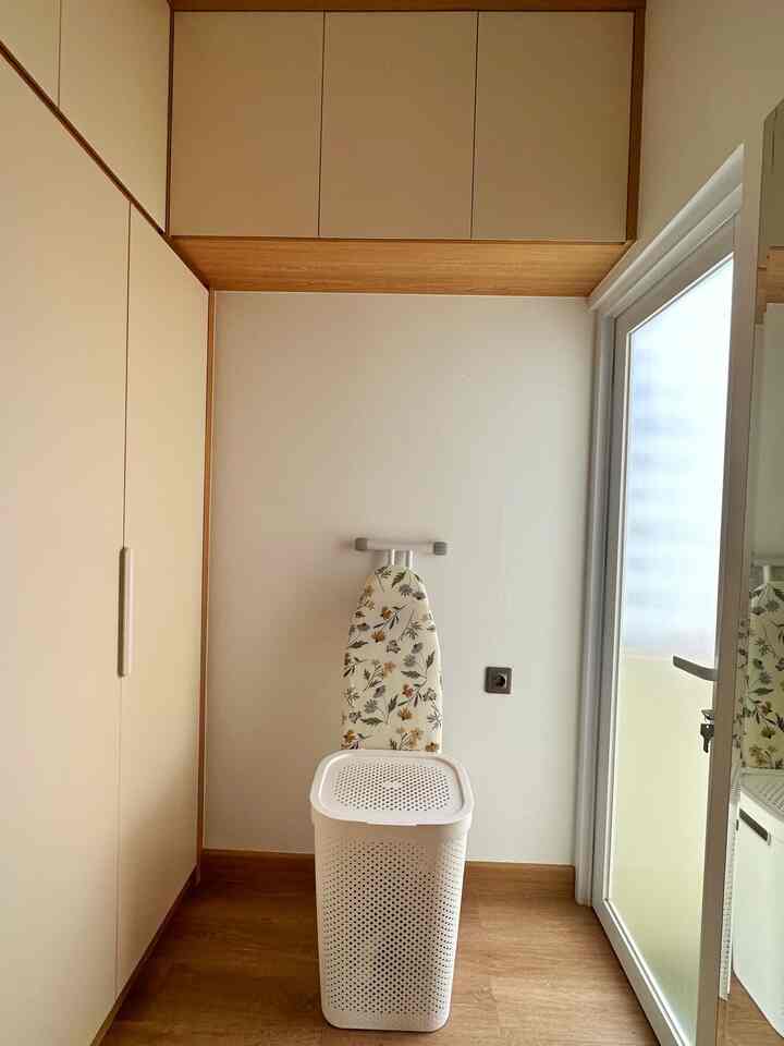 Ruangan closet ini adalah ruangan tambahan di rumah kami yang dibangun di lantai dua, tetap dengan suasana japandi🏡

Dari ruangan ini terdapat pintu menuju ke area jemur 👚👖👔🎽🧦

#rumahjapandi #closetroom #storageroom #rumahminimalis #ruangganti 