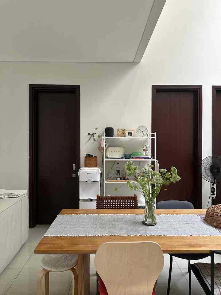 Ini adalah tampak samping dari ruang makan kami. Disini kami meletakkan open shelf untuk accesibility yang mudah. Kami letakkan barang-barang yang sehari-hari kami pakai seperti taplak meja. 


#materialruangmakan #inspirasiruangmakan #ruangmakan