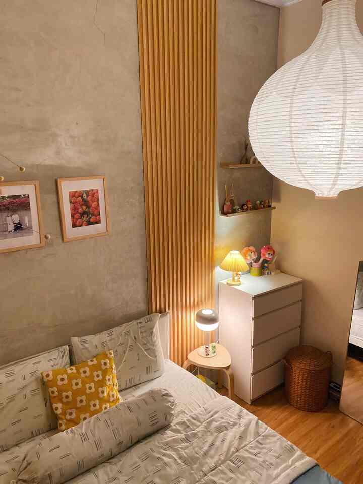 Kali ini spill material yang bikin kamar jadi lebih aesthetic ✨

Pada kamar berukuran 3x3 meter ini, kami memakai konsep ala Japandi, sehingga material yang dipakai dominan berwarna natural dengan pencahayaan warm light dari lampu berbentuk lampion 👌🏻🏮

Misalnya, kami memakai aksen pada dinding berupa wall panel WPC yang dipadukan dengan tembok expose 🤝🏻

Tak lupa pada lantai kami pasang vinyl yang senada dengan warna wall panel.

Untuk memaksimalkan sudut kamar, kami juga taruh ambalan di atas chest drawer untuk ditempatkan sejumlah collection figure hasil hunting Pop Mart dan Sonny Angel 🧸

#MaterialKamarTidur #KamarTidur
#InspirasiKamarTidur #japandi #rumahdeveloper #depok #bedroom