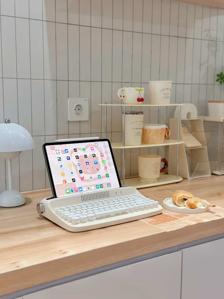 Favorite Space 🤍

This space is similar to a working space. We intentionally made this space integrated with the kitchen so that in between activities in the kitchen you can look for inspiration, listen to music, watch, or listen to the recitation of the holy verses of the Qur'an, as well as morning and evening dhikr ✨

#FavoriteSpace
#WorkingSpace
#InspirationSpace
#WorkingSpaceIdea
#CozySpace