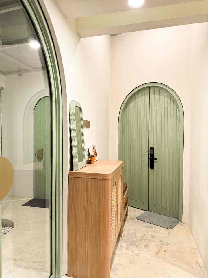 Di @zenhouse.id, foyer menjadi daya tarik utama dari rumah kami. Kesan pertama kali yang didapat ketika masuk rumah yakni homey dan hangat. Dengan pencahayaan natural yang di dapat dari atap transparan menambah kesan indah. Kami pun sengaja meletakkan tempat sepatu dan bench yang digunakan ketika orang melepas atau menggunakan sepatu. Bentuk foyer yang tidak simetris sekaligus permainan geometris membuat keberadaan foyer kami ini makin spesial!

Jangan lupa juga untuk final checking penampilan di cermin aestetik kami. Pastikan sebelum pergi penampilan sudah paripurna dan siap menjalani hari dengan hati gembira!

#foyer #areamasuk #koridor #inspirasifoyer #foyerestetik #rumahminimalis #inspirasirumah #homedecor #homeinspo