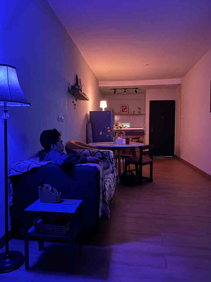 Mencoba suasana baru dengan menambah ambient lighting di #livingroom kami. Dengan ukuran ruangan yang tidak terlalu luas, ternyata dengan memainkan banyak warna membuat lebih nyaman dan lebih terasa "rumah" 🤍 #tinyhouse #homeinspo #homedecor #lighting #ambientlight