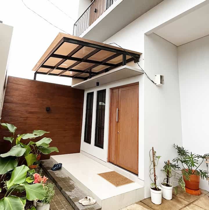 Fasad Minimalis NRHome yang bisa dibilang untuk kanopi kami memilih material yang minim budget.

Atap yang digunakan menggunakan material Polycarbonate dengan ketebalanan 1,2mm berwarna bronze & untuk rangkanya kami menggunakan plbaja ringan yg di finishing cat hitam. 

Tips untuk memilih material yang minim budget disesuaikan dengan tema rumah agar hasilnya juga lebih maksimal. 

#MaterialRenovasi
#MaterialRumah
#AtapPolycarbonate
#KanopiPolycarbonate
#Rumah