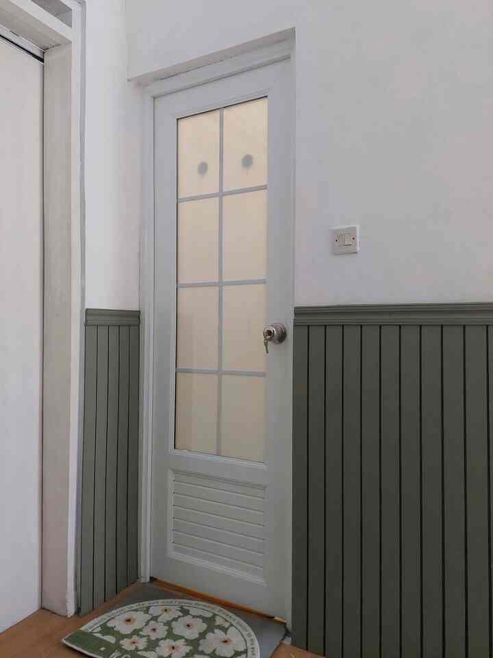 Spall - Spill Affdorable Material Untuk Kamar Mandi 🛠️💸

Hello,
Pernah denger dari beberapa temen kalau makeover kamar mandi butuh biaya yang banyak banget, karena itu untuk beberapa lama kamar mandi bawaan developer ini belum sempat dimakeover atau didekorasi.

Tapi makeover dengan budget terbatas dan affdorable material bisa kok ternyata, dengan hasil yang terbilang cukup lumayan sih sesuai dengan budget 🥹

Apa ajasih Affdorable Material yang bisa digunakan dikamar mandi?
• Kayu MDF
Untuk Bagian Luar Dinding pintu kamar mandi, aku mengaplikasikan Kayu MDF untuk membuat Wallbatten yang dicat senada menggunakan warna hijau
• Sticker Dapur Waterproof
Untuk dinding kamar mandi yang keramiknya masih bawaan developer, aku tempelkan stiker dapur motif kotak - kotak berbahan waterproof jadi aman banget walau sering kena air
• Cable Protector
Karena penasangan stikernya aku hanya ingin setengah dinding kamar mandi, sebagai pembatas antara stiker dan dinding aku tempelkan Cable Protector sebagai List yang timbul
• Stiker Motif Kayu
Untuk Cable Protector agar terlihat lebih estetik aku tempelkan Stiker Motif Kayu untuk menutupi tampilan Cable Protectornya

Gimana menurut temen - temen hasilnya lumayan estetikkan? Walau menggunakan material yang ramah dikantong kita tetep bisa kok dekorasi ruangan menjadi aesthetic 🤎

#MaterialRenovasi
#MaterialMurah
#pintukamarmandi
#Kayumdf
#stickerwaterproof
#cableprotector
#kamarmandi 
#renovasikamarmandi 