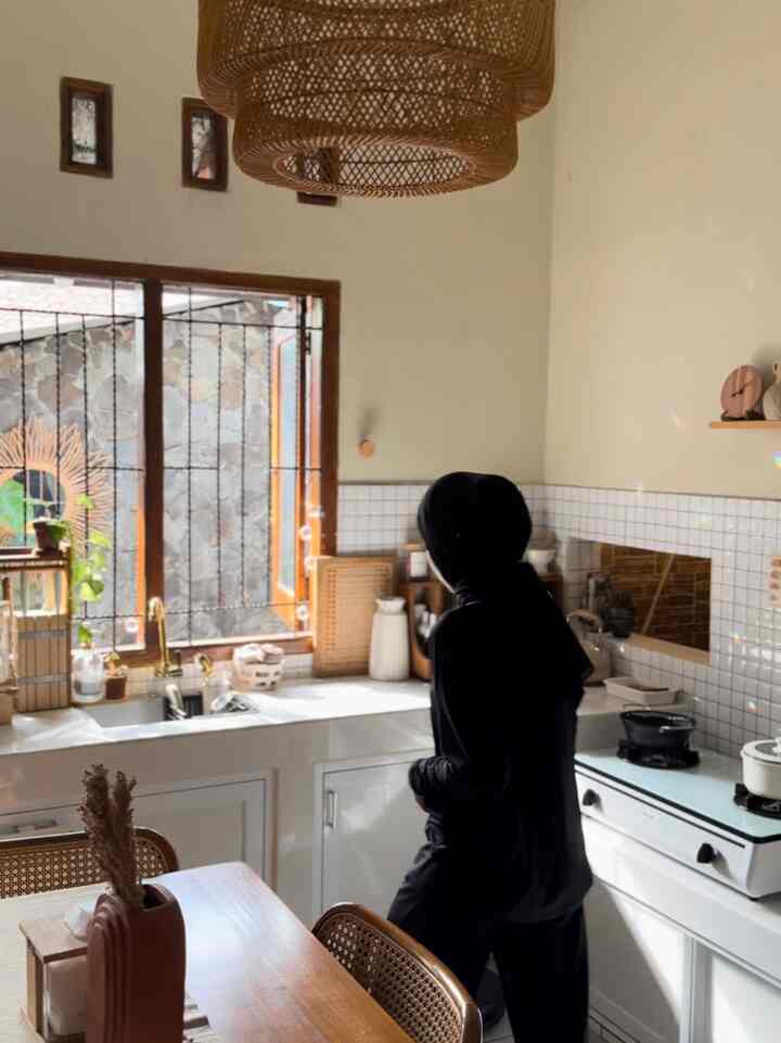 Kalau ngomongin material yang ramah kantong (affordable) yang aku gunakan untuk mengubah rumah/ruangan jadi lebih estetik banyak terdapat di dapur PearlHouse mulai dari kitchen set,  aku pake yang berbahan alumunium harganya murah dan looks nya juga estetik untuk top table dapur juga PearlHouse menggunakan granit yang harganya affordable sekali, tapi tetap bikin dapur makin rapih dan cantik.
Satu lagi nih dekorasi dapur yang affordable tapi bikin dapurku makin estetik adalah bandul kristal yang aku beli cuma 2k aja, dapurku jadi cantik karena pantulan cahaya matahari yang terkena si bandul kristal shimmer and shine ✨✨



#MaterialRenovasi
#MaterialMurah
#KitchenSet 
#kitchensetalumunium
#toptable