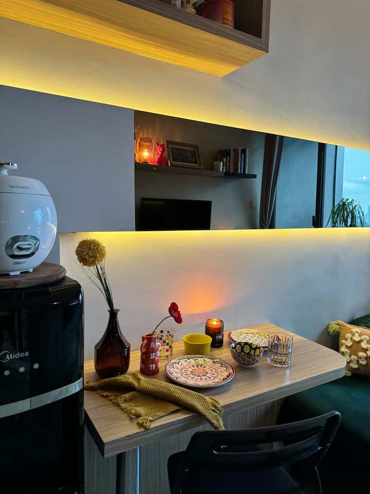 Ruang makan kecilku (ruang tamu miring). Mungil namun sangat nyaman ✨

Ini adalah meja tempat saya menyajikan makanan saya, siang dan malam. Kadang saya dan suami bertukar tempat, siapa yang duduk di sofa-siapa yang duduk di kursi makan. Atau kita berdua makan di sofa sambil nonton channel youtube favorit kita ;p

Seringkali tidak ada barang di meja ini, kecuali gelas atau tumbler yang saya gunakan sehari-hari. Biasanya kalau weekdays, saya suka mengatur meja ini untuk mode WFH. Namanya meja multifungsi di ruang serbaguna ✨

#StylingRuangMakan #DiningRoomStyling #InspirasiRuangMakan #TinyDiningRoom #Pojokboho #Bohemian #Boho