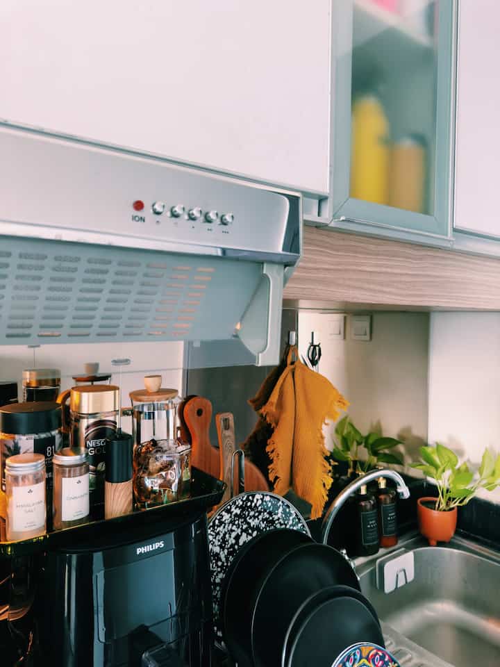Dapur kecil di #pojokboho

Tidak banyak yang ada di sini, memasak jarang terjadi. Ini sebagian besar hanya tempat untuk camilan cepat atau menghangatkan makanan yang sudah jadi. Kitchen set yang sudah berasal dari unit dan beberapa peralatan dapur tambahan yang saya beli sendiri.

Bagian yang sering saya datangi tentu saja microwave, air fryer, dan tempat kopi di atasnya ✨

#KitchenStyling #IdeDekorDapur #MakeoverDapur #TinyKitchen #KitchenApartment