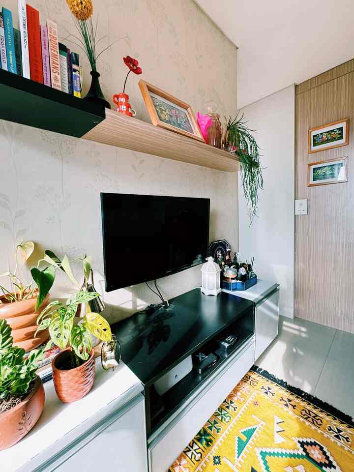 Ruang tamu mini dengan gaya bohemian dan warna-warni menciptakan suasana hangat dan bersahabat bagi setiap tamu yang datang ke #pojokboho ✨

Saya memilih bohemian sebagai tema rumah pertama saya. Tutupi sofa dengan tekstur beludru dan pilih warna hijau yang cocok untuk ruangan ini. Sarung bantal bermotif Morrocan, kotak kaca patri yang saya gunakan untuk menaruh semua semprotan ruangan dan koleksi “wewangian” lainnya.

Memadukan semua pernak pernik warna-warni ini dengan permadani kuning cerah dari Turki, menurutku sudah jelas menyatakan bahwa aku sangat menyukai hal-hal yang berwarna-warni. Dan terakhir, saya menaruh beberapa tanaman di pojok rak TV, sehingga membuat ruang tamu mini ini menjadi hidup.

#LivingroomStyle #IdeLivingRoom #InspirasiLivingRoom #Pojokboho #Bohemian