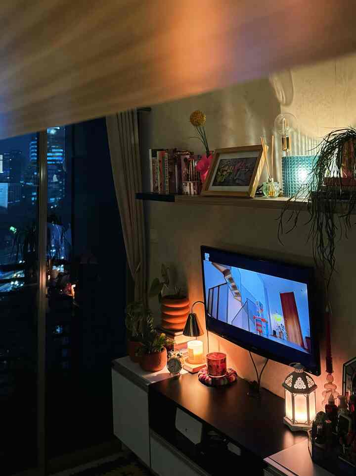 Waktu favorit saya adalah saat malam dimulai, dengan cahaya lembut menciptakan suasana hangat di #pojokboho

Salah satu dekorasi favorit saya adalah penghangat lilin yang ditempatkan di sudut prasmanan TV. Ini membawa kehangatan dan secara otomatis mempercantik ruangan.

 #WaktuFavoritDiRumah #FavoriteRooms #FavoriteDecorItems