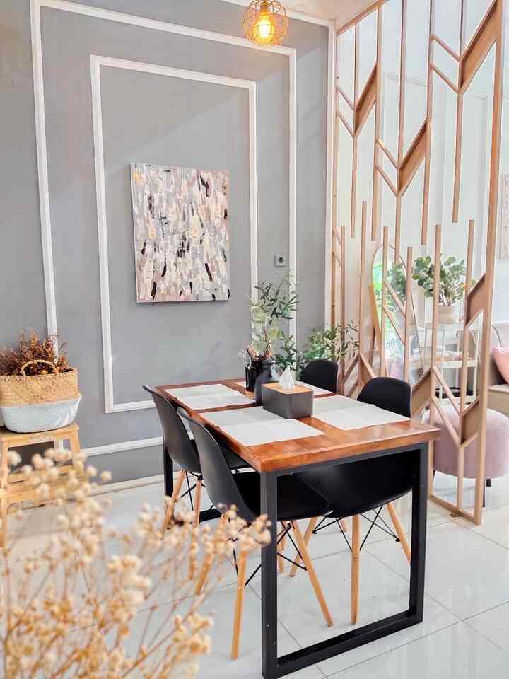 ✨ Low Budget Dining Room ✨

Kenapa bisa dikatakan low budget dining room? Karena material yang aku gunakan di ruang makan ini sebisa mungkin aku cari harga yang paling ramah di kantong.
Untuk lantai, aku memakai granit putih glossy dengan sedikit corak yang harganya lumayan murah karena bukan merek high end.
Untuk wallmoulding aku menggunakan list gypsum, karena lebih murah dibanding material kayu atau pvc.
Cat yang aku gunakan juga yang agak ramah di kantong, karena sepertinya ruangan ini akan lebih sering ganti cat karena beda sendiri dari ruangan lain yang dominan putih 😅
Untuk dining table, aku custom di bengkel las dekat rumah, dengan bahan rangka besi hollow ukuran 4x4 cat hitam doff dan top table menggunakan kayu jati belanda supaya lebih hemat budget, tapi alhamdulillah meja ini masih awet setelah 4 tahun pemakaian.
Kursi makan yang aku gunakan dari brand informa, karena untuk custom kursi kayu agak lumayan mahal budgetnya, hehehe.
Bahkan, wall decor yang ada di ruang makan inipun aku DIY lukis sendiri dengan kanvas dan cat akrilik kiloan, ya lumayan lah ya hasilnya untuk pelukis amatiran ini 😅
Untuk mengubah suasana, seringkali aku ganti-ganti taplak meja makan saja, itupun cari yang murah, harganya hanya belasan ribu, tinggal stok beberapa warna supaya tidak bosan, tapi bisa dipercantik dengan lilin elektrik dan lampu gantung industrial minimalis jadi tetap aesthetic walaupun masuk kategori low budget✨

#MaterialRenovasi
#MaterialMurah
#Granitmurah
#Wallmouldinggypsum
#Mejamakancustom
#Mejajatibelanda
#Diningroomlowbudget
#DIYwalldecor
#BudgetFriendly
#RumahMinimalis