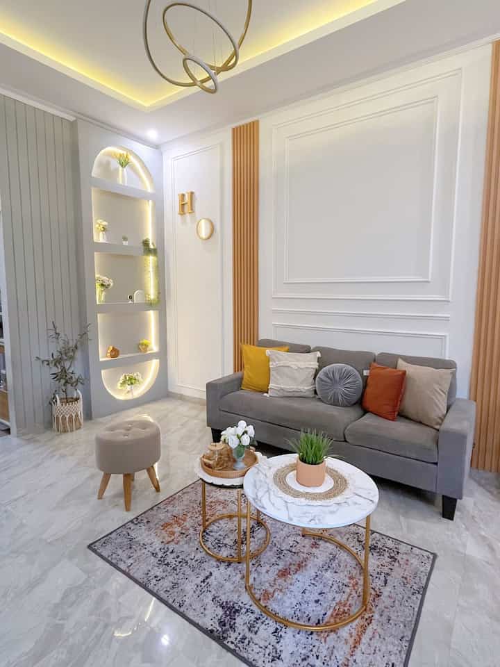 Wallarch low budget ✨

Hiasan wallarch di pojokan ruang tamu ini kami bikin DIY menggunakan sisa bahan dari bangun rumah, wallarch ini terbuat dari 1 lembar gypsum dan 6 batang rangka holo yang kami bentuk sperti arch untuk meletakkan pajangan.

Untuk garis-garis di sebelahnya kami gunakan   1 lembar GRC yqng kami potong-potong seperti wallpanel dengan lebar 5 cm dan kami beri jarak 1 cm dan di cat berwarna abu-abu, agar terlihat lebih warm dan estetik kami tambahkan lampu LED strip sepanjang 10 m. Untuk biaya bahan  keseluruhan sekitar 500 ribuan tidak termasuk upah tukang.
Menurut kalian worth it ga??

Semoga menginspirasi 🤗

#MaterialRenovasi
#MaterialMurah
#Gypsum
#Grc
#Ledstrip
#CatNippontPaint