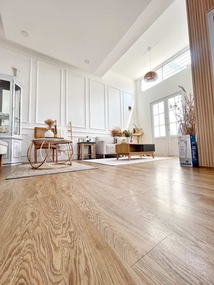 Kali ini aku akan share tentang material yang aku pakai untuk rumah aku .. tema tetap putih dan kayu . Untuk budget saat aku pasang vinyl di seluruh rumah . Budget untuk luas 80m2 kurang lebih 9,5 juta . 
Untuk membuat ruangan terlihat estetik aku gunakan unsur kayu yg berwarna cream dan tembok juga plafon putih .
Salah satu material yang menurut aku bukan hanya estetik tapi juga fungsional yaitu wall panel dan vynil karena wall panel dapat menutup tembok yang lembab dan juga rusak ditambah kesan estetik dan elegantnya  dapat sekali .
#materialrenovasi #materialmurah #lantaivinyl #wallpanel #wallpaneldinding #moulding #mouldingtembok