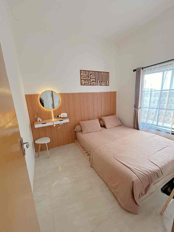 Beberapa inspirasi material & pernak pernik yang bikin look aesthetic&minimalis yang ada dirumahmungilkelana ! Pastinya affordable dan memuaskan. Yuk simak di slide⏭️ 

Mulai dari penggunaan wpc wallpannel, pemilihan jendela alumunium, kanopi bening yang menggunakan solarflat, dan pemilihan hpl untuk kitchenset yang warnanya bernuansa Japandi🤎❕. 

Semoga menginspirasi tetangga Ohouse.

#MaterialRenovasi
#MaterialMurah
#WpcWallpannel
#HPLKitchenset
#JendelaAlumunium
#KanopiSolarFlat
#GranitAesthetic
