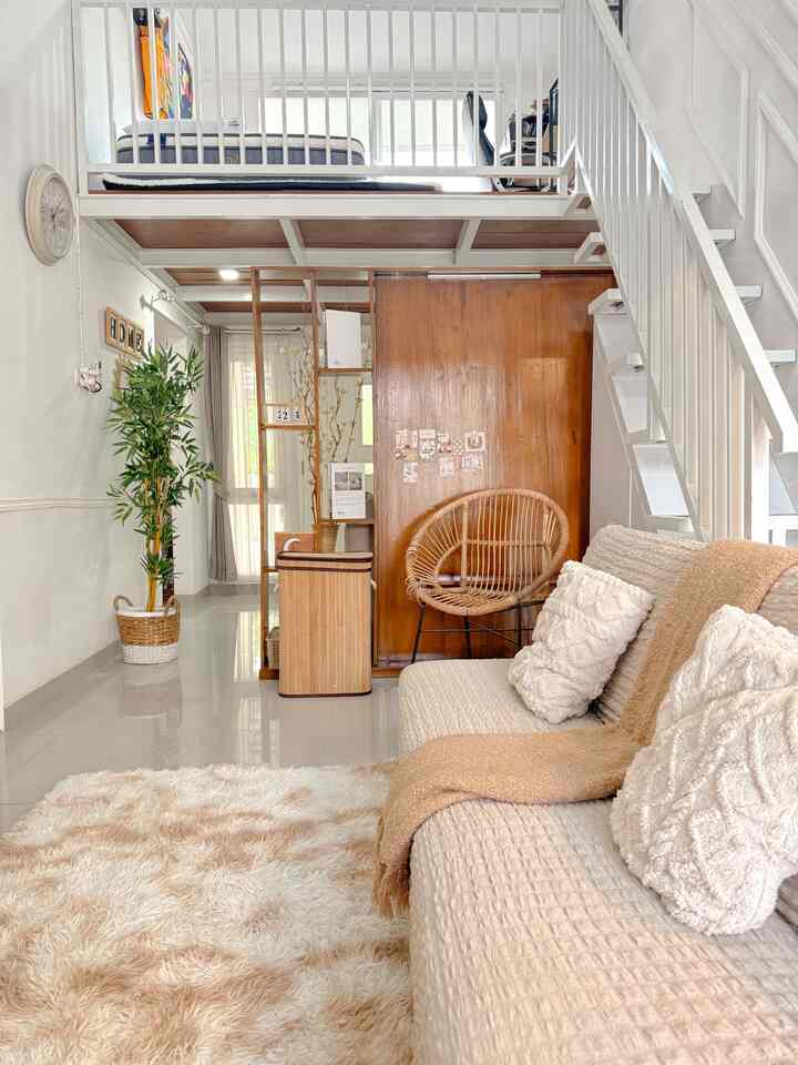 ─ Detail Material Mezzanine 🤎─

Hal yang paling sering ditanyakan oleh teman-teman/ netizen yaitu detail material pembuatan mezzanine di @sweethome_a2, oke aku spill yaa : 
• Rangka : Besi UNP 100
• Lantai : Papan Kayu Bengkarai 
• Railing : Besi Hollow 40 x 40 mm
• Tangga : Papan Bengkarai 

Untuk besi UNP rangka, besi hollow railing dan tangga semua di cat putih, dan untuk papan kayu lantai dan tangga di cat wood. 
 
Untuk rumah yang tidak luas, namun memiliki ceiling yang tinggi, membuat lantai mezzanine untuk menambah ruangan memang pilihan yang tepat menurut kami.

Bahkan pembuatan lantai mezzanine ini ukuran 3x3M hanya menghabiskan 24jt udah include pintu/ jendela menuju balkon ✨
Nah keunggulan pembuatan mezzanine dg rangka baja/besi ini adalah biayanya lebih murah dibanding dengan bahan lain 👌

#MaterialRenovasi
#MaterialMurah
#MaterialMezzanine
#LantaiMezzanine 
#RangkaMezzanine
#Mezzanine
#RailingTangga