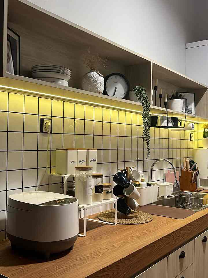 

Barang ramah di kantong dengan harga affordable kami aplikasikan di area dapur agar suasana dapur lebih fresh.

Pertama menggunakan wallpaper sticker dinding  di pasang di atas backsplash asli model mozaik, dan yang kedua memasang sticker PVC motif wood di atas meja asli marmer dengan 2 item tersebut menjadikan terlihat dapur lebih aesthetic. 


#MaterialRenovasi
#MaterialMurah
#KitchenSet
#Decorlowbudget
#Homestyling
#Tangsel