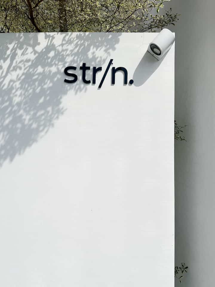 Spill Material Rumah Low Budget ✨
-
No. Rumah 
pakai bahan akrilik memiliki kesan lebih simple dan minimalist , selain itu harganya lebih terjangkau dan pasangnya mudah tinggal ditempel pakai solatip anti air
-
Semen Putih
kita gunakan untuk DIY lukisan texture , bahannya mudah diaplikasikan dan hitungannya perkiloan (tergantung media yang dibutuhkan) cara bersihin debunya cukup mudah
-
Flooring Deck 
bahannya dari daur ulang sampah , membuat taman lebih rapi dan senada , pemasangan mudah dan perawatannya gampang
-
Sticker Interior
kita pasang sticker interior untuk menutupo meja kayu , tema yg kita inginkan serba putih jadi kita menutupi dengan sticker interior yang pemasangannya cukup mudah dan low maintenance 
-
Granite Matte
pasang granit sampai mencapai atap kamar mandi, hal ini membuat kita tidak perlu cat dan mudah dibersihkan secara berkala , pemilihan warnanya abu abu muda polos agar nampak senada dengan tema ruangan lainnya dan tieak jauh dari minimalis

#MaterialRenovasi #MaterialMurah #Nomorrumah #semenputih #flooringdeck #stickerinterior #granitmatte #minimalis #rumahminimalis #angkahouse