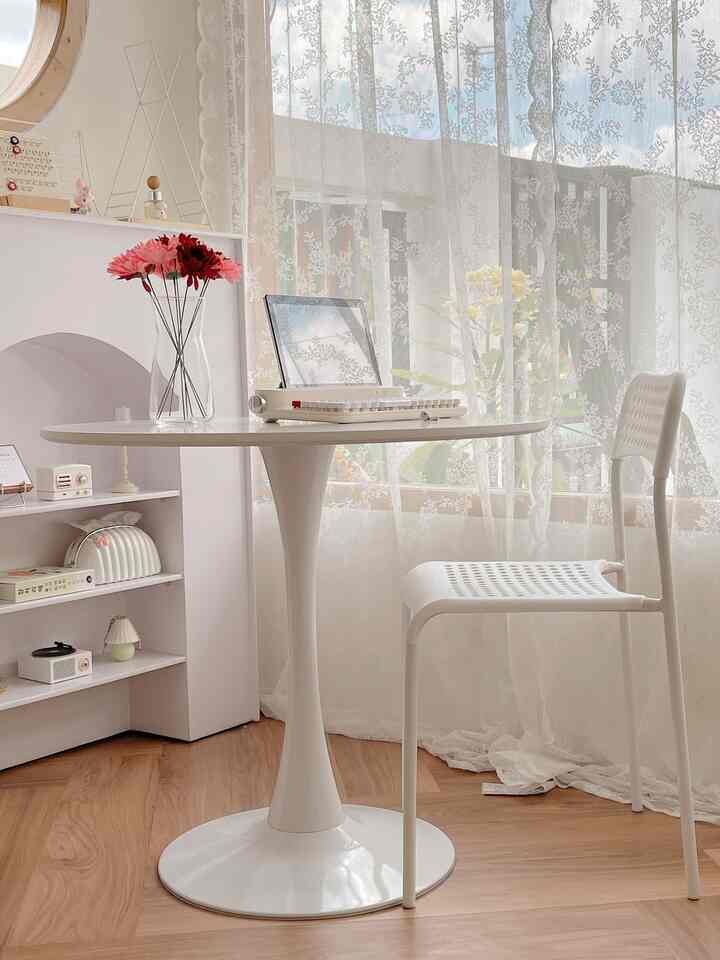 Menciptakan Ruangan Estetik yg affordable 

Ruangan santai ini bisa digunakan buat ruang kerja, metime sambil ngopi. Pojokan ini aku bikin seestetil mungkin biar terasa lebih nyaman ketika metime. Untuk dekorasi aku pilih material yang ramah kantong seperti penggunaan lantai vynil yang menyerupai lantai kayu,penggunaa vynil lebih ramah kantong & terkesan estetik suasan ruangan jadi lebih warm dan hangat.
Untuk cat tembok aku pakai merk jotun yg kode skylight biar terkesan lebih natural dan bersih aku pilih warna ini. Untuk jendela bulat dari matrial kayu,jendela ini menambah selling point pada ruangan ini. Untuk dekorasinya aku menambahkan rak perapian ala korea ini bisa dibeli di toko online,untuk meja bulat ini juga harganya ramah kantong meja bulat ini salah satu selling point dekorasi ruangan ini. 
Semoga menginspirasi ya …. 

#materialrenovasi
#materialmurah 
#vynillantai
#cattembok
#estetik
#homedecor
#koreanhouse
#roomdecor