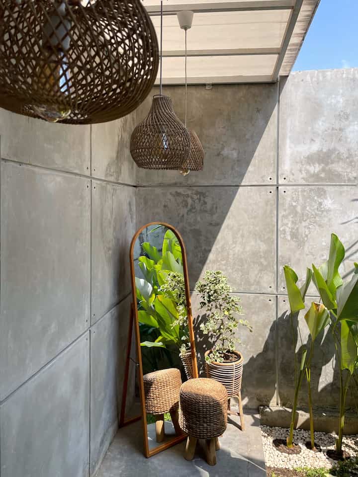 Nampaknya banyak yang tertarik dengan halaman belakang rumah kami hihi yuk ikut flashback before-after teras & halaman belakang dari awal ditempati hingga sekarang! Lately kami mengubah rumput gajah mini dengan batu coral karena ternyata tidak mudah ya merawat rumput, endingnya botak & mati. Lalu kami menambahkan panel kayu dowel di kanopi supaya suasanya lebih warm. Selain itu kami juga meng up grade furniture jadi lebih proper. Semua berproses ya, terimakasih O! House sudah menjadi bagian dari perjalanan kami. 🩶

#MaterialRenovasi #MaterialMurah #KapLampuRotan #KursiRotan #PotGerabah #PotTerazzo #LoungeChair #StoolSeaGrass #PotRotan #GuciTerazzo 