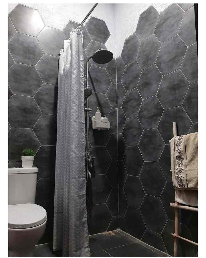 Best buy ku saat setelah renov rumah ini;
* niatnya kamar mandi mau pakai pembatas kaca tapi apa daya, budget renov mulai menipis, akhirnya pilih pakai tirai kamar mandi selain lebih murah bisa gonta/i motif & mandi juga lbh nyaman sih soalnya ketutup 
* cari2 tempat cuci tangan yg masuk ditema industrial dapat juga si westafel bulat ini, harganya asli terjangkau, pasangnya juga simple klopun misal nanti bosen juga ga repot mau gantinya
* gr2 liat kursi refurbished ini di akun IG org, jdi kepikiran kayanya cocok juga buat di rumah industrial, tanya2 tnyata hrganya cuma 100ribuan 
* kayanya lampu tidur ini udh sejuta umat ya, selain harganya murmer, materialnya ringan aman juga klo dipasang dikamar anak 


#Materialrenovasi #Materialmurah #tiraikamarmandi  #westafelbesi #kursirefurbished #lampuikea #renaiput #interiormurah