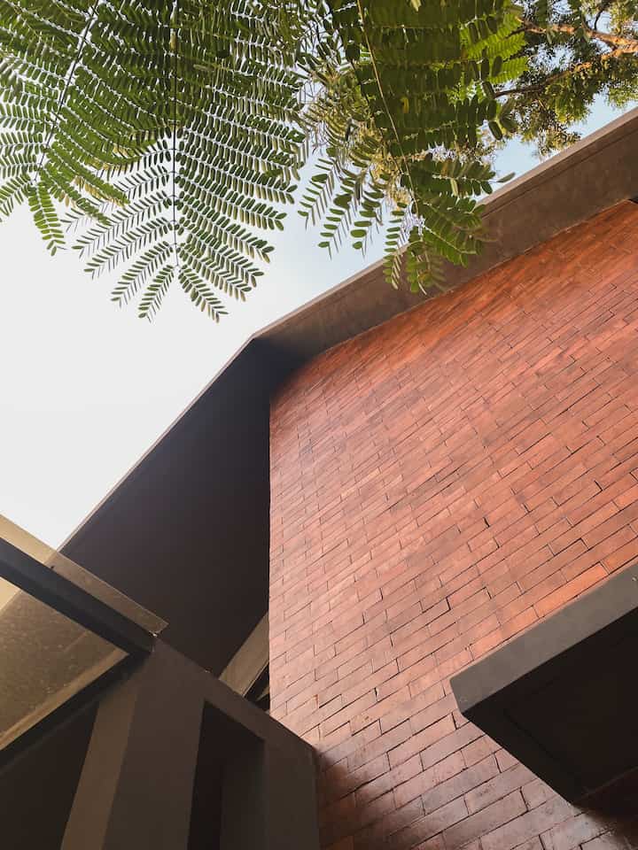 Dijamin semuanya affordable! ☀️

Material dan barang affordable di Dasa Cavana bisa dibilang BANYAKK SEKALI. Tapi ini sedikit ringkasannya yaa :

- Bata Tempel : Material yang murah untuk mendapatkan vibes bata ekspos. Karena bata ekspos pastinya lebih mahal dari segi kerapihan, bahan dan penunjang finishingnya. 

- Keramik Potong untuk Backsplash : kalau mau dapat vibes keramik kit-kat mozaic tapi budget friendly? Ini dia solusinya. Karena harga satuannya 11.000 ish saja 🫶

- Rak simpan gantung : untuk menyimpan skincare dan lainnya agar lebih rapih. Jelas ini murah meriah! Tidak sampai 1 juta loh! 

- Vynil flooring : Ini adalah big decision buat aku. Karena aku sebenarnya tim granit. Vynil ini bisa merubah suasana rumah jadi beda. Karena aku mudah bosan, aku bisa ganti warna lantai tanpa bongkar keramik lama!

- Pagar Roster : Pagar non solid, tapi juga tetap punya privacy. Tau dong harga roaster per 1 nya cuma 9.000 - 20.000 aja!

Udah tertarik buat samaan belum? Yuk share punya kamu 🧡

#MaterialRenovasi #MaterialMurah #Kitchenset #Lantaivynil #Dindingfasad #rakdinding #tipe36 #36m2 #tinyhouse #tinyroom #PagarRumah