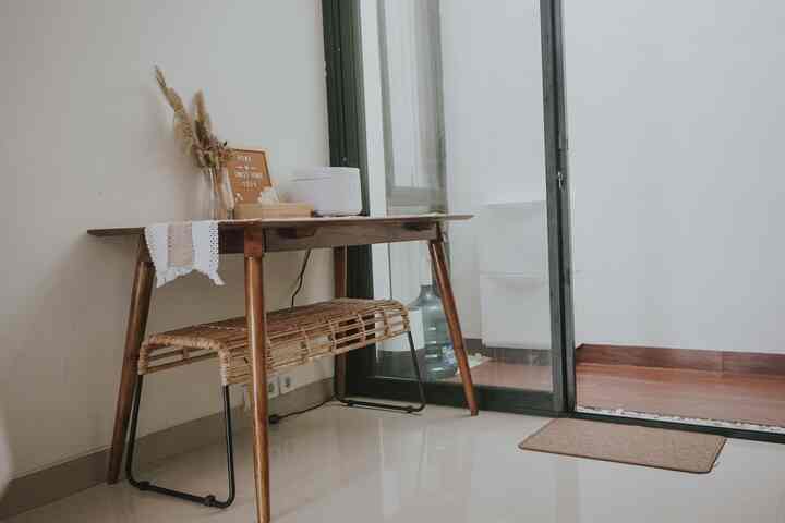 Hi tetangga, 

Ternyata untuk membuat rumah kita terlihat lebih estetik itu nggak harus mahal lho! 
sering kali para tetangga rumah dan tetangga online salfok sama perabotan yang ada di rumah kami. bagus banget sih, estetik banget sih, ujar mereka di beberapa postingan ku. 

sesungguhnya aku berusaha menciptakan tempat yang nyaman dan enak dipandang mata. Hampir semua barang yang aku beli ramah direkening kita hehe 

contohnya diruang makan minimalist ini, aku hanya menggunakan satu bench untuk kami makan bersama. ya memang hanya bisa dua orang untuk makan di meja kecil ini. bench rotan ini aku beli tidak sampai 1 juta rupiah. 

yang menarik lainnya, agar semakin estetik aku tambahkan table runner rajut putih coklat super murah dengan kocek kurang lebih seratus dua puluh ribu rupiah. 

kotak tisu kayu dari IKEA ini merogoh kocek seratus ribu rupiah. sungguh murah bukan? 
Vas bunga yang sama dari IKEA ini tidak sampai tiga puluh ribu rupiah! 

Bagaimana ? ternyata semurah itu kan. jadi untuk mempercantik ruangan rumah kita nggak harus mahal. Murah asal bagus dan fungsional. semoga membantu 🤎 


#materialrenovasi #materialmurah #diningroom #benchrotan #tablerunner #woodentissubox #diningroom #mejamakan #inspirasimejamakan 

