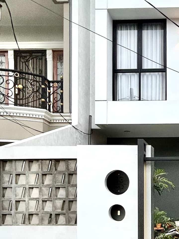 Affordable material tapi estetik di sumo_nest ✨

Di fasad ada dinding roster dan juga nomor rumah dari plat yang kami bentuk bulat sebagai elemen arsitektural.

Pembatas antara pintu utama dengan tangga pakai gypsum dicat dan dikombinasi dengan hpl , selain menambah elemen estetik tapi juga fungsional secara desain karena ada storage dibagian bawah.

Bata tempel sebagai focal point di tengah area ruangan dan juga memberi nuansa berbeda untuk interior.

Keramik putih bevel persegi panjang. Harga affordable hanya susunannya saja yang dimainkan sehinga menciptakan tampilan yang berbeda.

Penggunaan wpc dan Hpl pada area dapur sehingga tidak semua pakai batu granit. Untuk area yang tidak terlalu sering kena basah kami pilih menggunakan hpl saja untuk mengurangi budget. Kombinasi warna material sedemikian rupa sehingga masih menyatu dengan material lainnya. 

Semoga menginspirasii teman2 yaaa 🤗

#MaterialRenovasi #MaterialMurah #DindingRoster #PlatNomorRumah #Gypsum #HPL #Kitchenset #InspirasiDesain #BataTempel #Keramik #KeramikSubway #KeramikBevel #WPC #DesainRumah #Interior #Void #RumahTropis


