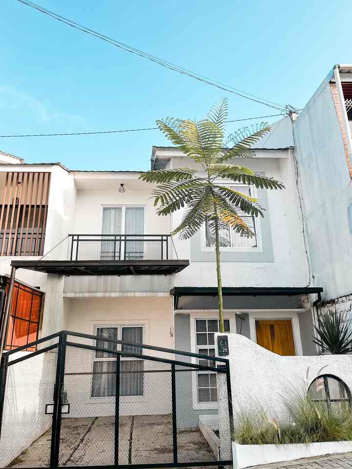 Kondisi fasad rumah alfa setelah 2 tahun, cuma ngandelin cet rumah yg ga makan banyak warna cet alias dominan putih jadi kalo warna udah pudar y tgl beli cet puti lagi hehe .
Untuk bagian serba serbi di bagian fasad sendiri untuk no rumah kami pake bagan stainless yg harganya cukup murah . 
Untuk tanaman bagian fasad cuma di tumbuhi rumput ekor kuda yg harganya sangat murah dan gampang bgt prawatanya 😅
#MaterialRenovasi
#MaterialRumah 
#Tanamanoutdoor
#KapLampu
#keramikteras 