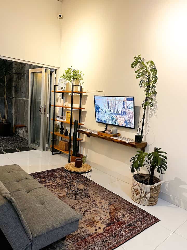 The power of lighting , pantulan cahaya dari lampu rel yg nyorot ke ruang tv ini menurut kami membuat ruangan ini berasa lebib adem . Untik rumah alfa ini kebayaakan make lampu yg led warnya kuning agak terkesan warm di setiap sudut ruangan  . 
#LampuRumah
#InspirasiLampu
#NightVibe
#Lightingrumah 
