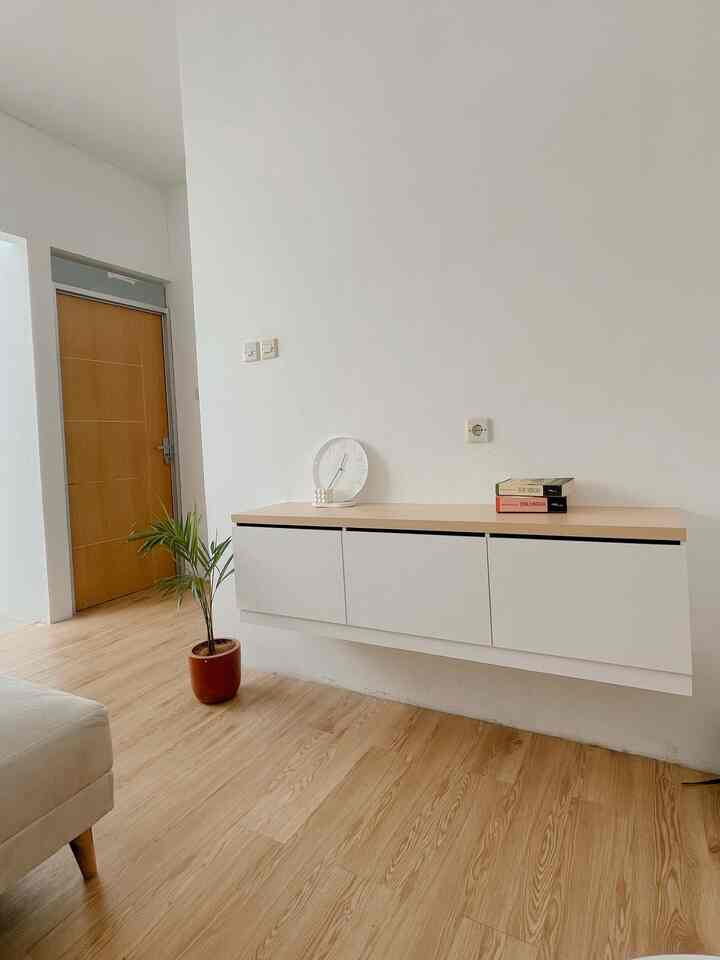 Hai, jadi untuk menambah kesan rumah lebih hangat dan estetik diRumaberkala

- yang pertama untuk ruang depan kami mengunakan full vinyl Pvc , dan budget yang kami habiskan untuk material ini termasuk affordable , dengan bahan yang sangat bagus dan kuat.

- yang kedua karna ruangan kami sangat minimalis dan kami memberi ide ruangan kami untuk open spece agar terkesat lebih luas , dan kamipun memberi meja bar di tengah tengah ruangan agar ada skat antara living room dan dapur.

bahan yang kami ambil untuk meja bar dan dapur memakai bahan dari granit 60x60 warna putih ada corak sedikit agar terkesan lebih bersih , dan inipun bahan material yang kami pakai cukup afforfable juga.
Dan untuk kabinet kitchen setnya kami mengunakan Hpl taco dan ini benerbener sebagus itu.

dan yang terakhir agar ruangan dapur terlihat terang dan hemat listrik, untup atap kami mengukan bahan solar flat , dan untuk siang jiga sedang panas kami mengunakan Tenda awning yang bisa ditutup buka dan digunakan saat diperlukan saja atau sedang terik matahari.

Dan itu material yang kami gunakan untuk menjadikan rumah lebih estetik dan nyaman dan tentunya sangat affordoble🤩🏡

#MaterialRenovasi
#MaterialMurah
#VinylPvc
#Granit60x60
#HplTaco
#SolarFlat
#TendaAwning
#TendaCordura
#RenovLivingRoom
#DapurMinimalis

